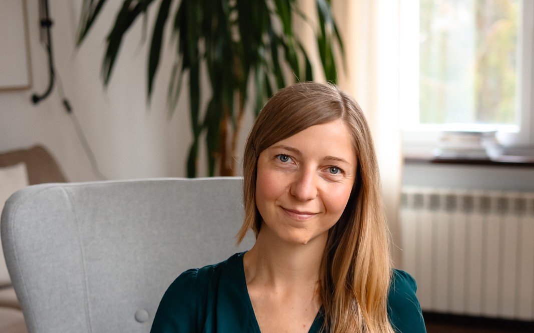 lek. Anna Magnowska w gabinecie — dyplom lekarza i certyfikat specjalisty psychiatrii na ścianie